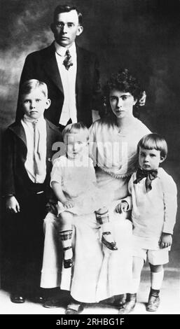 Yorba Linda, California: 1916 Richard Nixon aveva 3 1/2 anni quando fu scattato questo ritratto di famiglia. Si trova all'estrema destra dell'immagine, e suo fratello Donald siede in braccio a sua madre mentre suo fratello Harold si trova a sinistra. Foto Stock