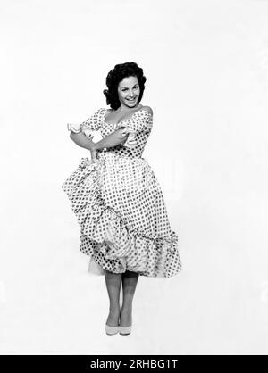 Hollywood, California: 1957 Un ritratto della star spagnola Carmen Sevilla. Foto Stock