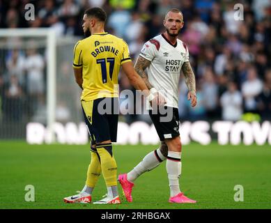 Joe Ward di Derby County (a destra) lascia il campo dopo aver subito un infortunio durante la partita della Sky Bet League One allo stadio Pride Park, Derby. Data foto: Martedì 15 agosto 2023. Foto Stock