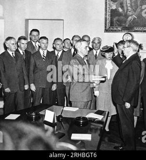 Washington, D.C.: 12 aprile 1945 Harry S. Truman con la sua mano sulla Bibbia ha giurato come presidente degli Stati Uniti nella sala del Gabinetto della Casa Bianca dal Presidente del Consiglio Harlan Stone. Foto Stock