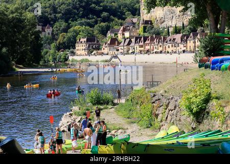 Tourisme et Promenade sur la rivière Dordogne à la Roque-Gageac en Périgord Noir. Le Village de la Roque-Gageac est classé parmi les più beaux villag Foto Stock