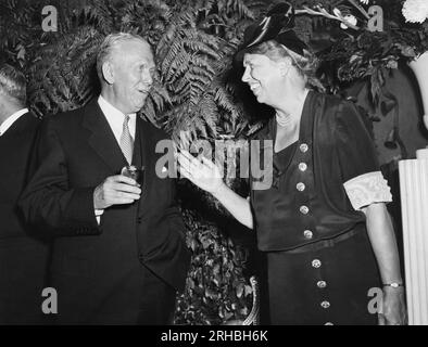 New York, New York: 16 settembre 1947 il Segretario di Stato degli Stati Uniti George Marshall ed Eleanor Roosevelt alla reception della delegazione delle Nazioni Unite presso l'hotel Waldorf-Astoria. Foto Stock