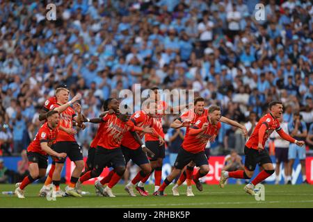 I giocatori del Luton Town festeggiano dopo aver vinto la promozione in Premier League dopo che Fankaty Dabo di Coventry City ha mancato un rigore - Coventry City contro Luton Town, finale di play-off del campionato Sky Bet, Wembley Stadium, Londra, Regno Unito - 27 maggio 2023 solo per uso editoriale - si applicano restrizioni DataCo Foto Stock