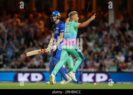 Londra, Inghilterra. 9 agosto 2023. Sam Curran di Oval Invincibles festeggia dopo aver respinto Zak Crawley di London Spirit durante il Hundred Match tra Oval Invinciples e London Spirit all'Oval. Foto Stock