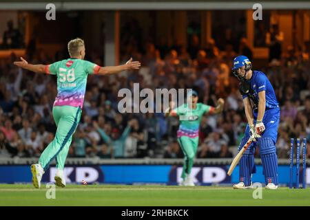 Londra, Inghilterra. 9 agosto 2023. Sam Curran di Oval Invincibles festeggia dopo aver respinto Zak Crawley di London Spirit durante il Hundred Match tra Oval Invinciples e London Spirit all'Oval. Foto Stock