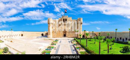 Cittadella di Qaitbay, vista dal cortile principale del forte, Alessandria, Egitto Foto Stock