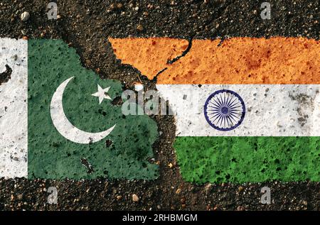 Sul marciapiede ci sono immagini delle bandiere del Pakistan e dell'India, come simbolo di confronto. Immagine concettuale. Foto Stock