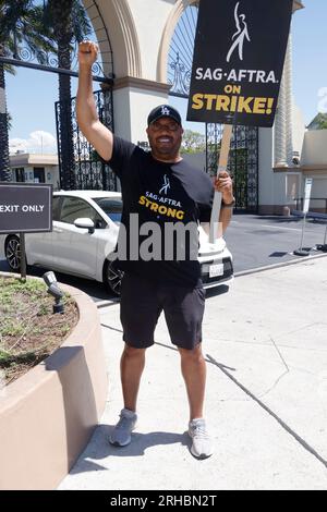 Los Angeles, CA. 15 agosto 2023. Cedric Yarbrough visto come SAG-AFTRA e WGA Strike all'esterno dei Paramount Studios di Los Angeles, California, il 15 agosto 2023. Crediti: Faye Sadou/Media Punch/Alamy Live News Foto Stock