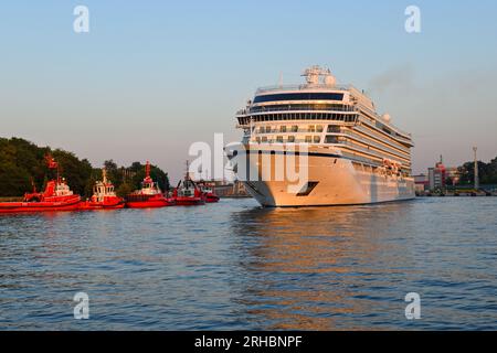 Danzica, Polonia, 15 agosto 2023: Nave da crociera VIKING VENUS che lascia il porto di Danzica Foto Stock