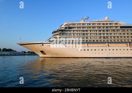 Danzica, Polonia, 15 agosto 2023: Nave da crociera VIKING VENUS che lascia il porto di Danzica Foto Stock