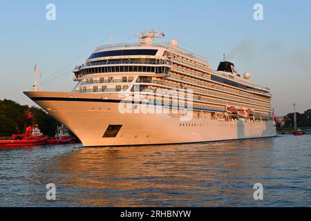 Danzica, Polonia, 15 agosto 2023: Nave da crociera VIKING VENUS che lascia il porto di Danzica Foto Stock