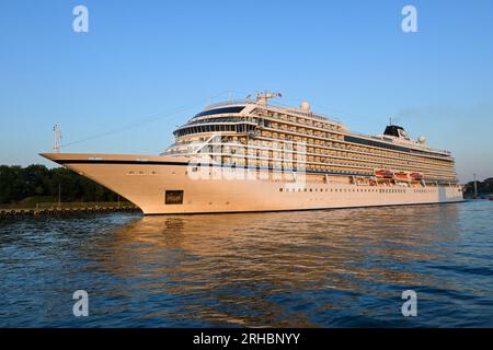 Danzica, Polonia, 15 agosto 2023: Nave da crociera VIKING VENUS che lascia il porto di Danzica Foto Stock