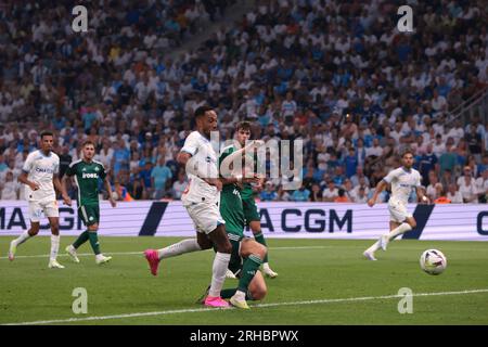 Marsiglia, 15 agosto 2023. Pierre-Emerick Aubameyang dell'Olympique De Marseille segna il suo secondo gol per dare alla squadra un vantaggio di 2-0 durante il secondo turno di qualificazione della UEFA Champions League al secondo turno allo Stade de Marseille di Marsiglia. Il credito fotografico dovrebbe leggere: Jonathan Moscrop/Sportimage Credit: Sportimage Ltd/Alamy Live News Foto Stock