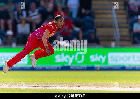 14 agosto 2023; Sophia Gardens, Cardiff, Galles: The Hundred Womens Cricket, Welsh Fire Versus Trent Rockets; Welsh Fire Women's Shabnim Ismael in bowling. Foto Stock