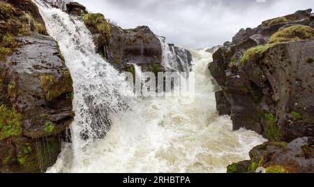 Cascata di Hlauptungufoss in un giorno coperto, Islanda meridionale, Islanda Foto Stock