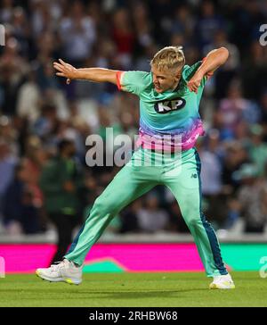 Londra, Inghilterra. 9 agosto 2023. Sam Curran di Oval Invinciples festeggia dopo aver escluso Chris Wood del London Spirit dal pallone finale della partita durante il Hundred Match tra Oval Invinciples e London Spirit all'Oval. Foto Stock