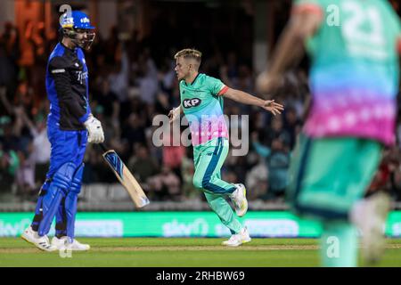 Londra, Inghilterra. 9 agosto 2023. Sam Curran di Oval Invinciples festeggia dopo aver escluso Chris Wood del London Spirit dal pallone finale della partita durante il Hundred Match tra Oval Invinciples e London Spirit all'Oval. Foto Stock