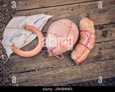 Dall'alto di salsicce sobrassada tradizionali di Maiorca legate assortite, collocate su un tavolo di legno in cortile Foto Stock