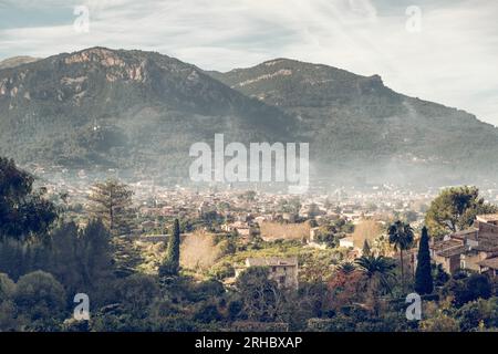 Vista aerea della città vecchia situata vicino al crinale di montagna in una giornata nuvolosa nella verde campagna di Maiorca Foto Stock