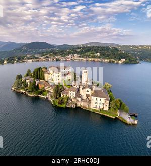 Vista aerea dell'isola di San Giulio e dell'Orta San Giulio sul lago d'Orta, Novara, Piemonte, Italia Foto Stock
