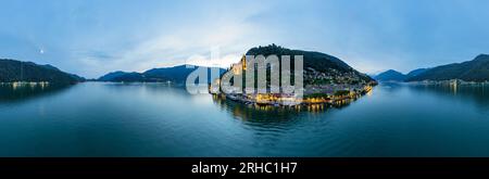 Paesaggio panoramico e paesaggio urbano con Chiesa della Madonna del Sasso sul Lago di Lugano, Vico Morcote, Svizzera Foto Stock