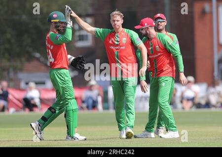 Tom Scriven del Leicestershire festeggia con i suoi compagni di squadra dopo aver preso il wicket di Beau Webster durante Leicestershire Foxes vs Essex Eagles, Metr Foto Stock