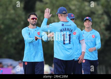 Aron Nijjar dell'Essex festeggia con i suoi compagni di squadra dopo aver preso il wicket di Tom Scriven durante Leicestershire Foxes vs Essex Eagles, Metro Bank One Foto Stock