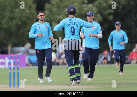 Aron Nijjar dell'Essex festeggia con i suoi compagni di squadra dopo aver preso il wicket di Colin Ackerman durante Leicestershire Foxes vs Essex Eagles, Metro Bank Foto Stock