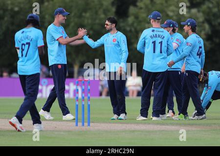 Aron Nijjar dell'Essex festeggia con i suoi compagni di squadra dopo aver preso il wicket di Tom Scriven durante Leicestershire Foxes vs Essex Eagles, Metro Bank One Foto Stock