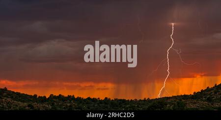 Tempesta di fulmini sulla Chino Valley durante la stagione dei monsoni, Arizona, USA Foto Stock