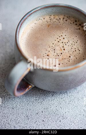 Primo piano di una tazza di caffè latte o cioccolata calda Foto Stock