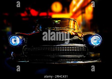 Vecchia auto nera brillante con luci blu Foto Stock