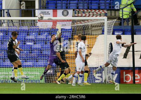 Birkenhead, Regno Unito. 15 agosto 2023. Harrogate Town ha raggiunto il bar nel secondo tempo. EFL Skybet Football League Two Match, Tranmere Rovers contro Harrogate Town a Prenton Park, Birkenhead, Wirral martedì 15 agosto 2023. Questa immagine può essere utilizzata solo per scopi editoriali. Solo per uso editoriale, .pic di Chris Stading/ Credit: Andrew Orchard fotografia sportiva/Alamy Live News Foto Stock