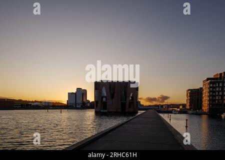 Vejle, Danimarca - 06 OTTOBRE 2022: Vista esterna a Fjordenhus durante l'ora del tramonto. Foto Stock