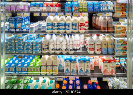 Italia - 14 agosto 2023: Confezioni di latte fresco e panna fresca di vario tipo e marca in vendita nel supermercato italiano Foto Stock