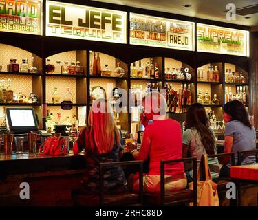 Palm Springs, California, USA. 23 ottobre 2014. El Jefe Tequila Bar presso il Saguaro Hotel a Palm Springs. (Immagine di credito: © Ian L. Sitren/ZUMA Press Wire) SOLO USO EDITORIALE! Non per USO commerciale! Foto Stock