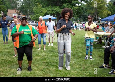 Detroit, Michigan - il membro del Consiglio comunale di Detroit Latisha Johnson (camicia nera) unisce i residenti del quartiere Morningside a ballare il trambusto Foto Stock