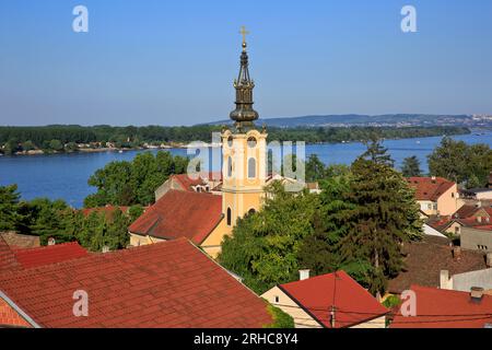 Viste panoramiche su Zemun e sul Danubio dalla Torre Gardos di Zemun (Belgrado), Serbia in un bellissimo pomeriggio estivo Foto Stock