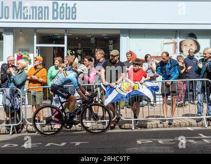 Julie Van de Velde, belga, pedalando su Great George Street, Glasgow, durante la gara d'élite del campionato del mondo femminile su strada 2023 dell'UCI. Foto Stock