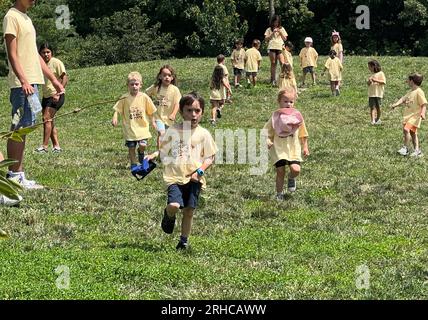 Park Slope Day Camp bambini che giocano a Prospect Park durante le vacanze scolastiche estive a Brooklyn, New York. Foto Stock