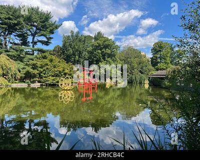 I fiori di ipnosi; dell'artista francese Jean-Michel Othoniel presenta una nuova serie di sei grandi sculture al Brooklyn Botanic Garden. Qui potrai vedere accanto all'iconica porta del Paradiso nello stagno del giardino giapponese. Foto Stock