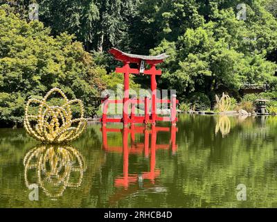 I fiori di ipnosi; dell'artista francese Jean-Michel Othoniel presenta una nuova serie di sei grandi sculture al Brooklyn Botanic Garden. Qui potrai vedere accanto all'iconica porta del Paradiso nello stagno del giardino giapponese. Foto Stock