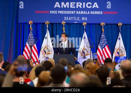 Seattle, Washington, USA. 15 agosto 2023. Il sindaco di Seattle Bruce Harrell parla ad un evento che celebra il primo anniversario della firma della legge sulla riduzione dell'inflazione al McKinstry, una società di costruzioni di energia verde, nel distretto industriale di Seattle. Credito: Paul Christian Gordon/Alamy Live News Foto Stock