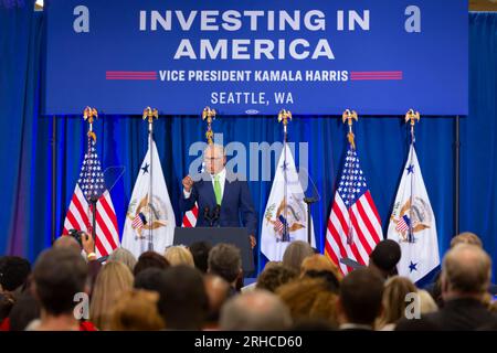 Seattle, Washington, USA. 15 agosto 2023. Il governatore di Washington Jay Inslee parla ad un evento che celebra il primo anniversario della firma della legge sulla riduzione dell'inflazione al McKinstry, una società di costruzioni di energia verde, nel distretto industriale di Seattle. Credito: Paul Christian Gordon/Alamy Live News Foto Stock