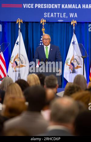 Seattle, Washington, USA. 15 agosto 2023. Il governatore di Washington Jay Inslee parla ad un evento che celebra il primo anniversario della firma della legge sulla riduzione dell'inflazione al McKinstry, una società di costruzioni di energia verde, nel distretto industriale di Seattle. Credito: Paul Christian Gordon/Alamy Live News Foto Stock