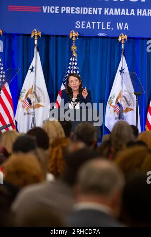 Seattle, Washington, USA. 15 agosto 2023. La senatrice Maria Cantwell parla ad un evento che celebra il primo anniversario della firma della legge sulla riduzione dell'inflazione al McKinstry, una società di costruzioni di energia verde, nel distretto industriale di Seattle. Credito: Paul Christian Gordon/Alamy Live News Foto Stock