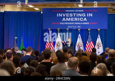 Seattle, Washington, USA. 15 agosto 2023. La senatrice Maria Cantwell parla ad un evento che celebra il primo anniversario della firma della legge sulla riduzione dell'inflazione al McKinstry, una società di costruzioni di energia verde, nel distretto industriale di Seattle. Credito: Paul Christian Gordon/Alamy Live News Foto Stock