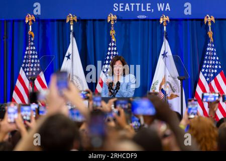 Seattle, Washington, USA. 15 agosto 2023. Il Vicepresidente Kamala Harris interviene a un evento che celebra il primo anniversario della firma della legge sulla riduzione dell'inflazione presso McKinstry, una società di costruzioni di energia verde, nel distretto industriale di Seattle. Credito: Paul Christian Gordon/Alamy Live News Foto Stock