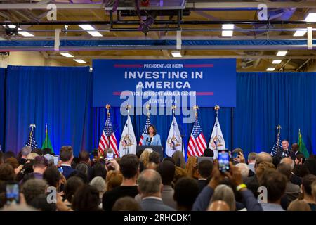 Seattle, Washington, USA. 15 agosto 2023. Il Vicepresidente Kamala Harris interviene a un evento che celebra il primo anniversario della firma della legge sulla riduzione dell'inflazione presso McKinstry, una società di costruzioni di energia verde, nel distretto industriale di Seattle. Credito: Paul Christian Gordon/Alamy Live News Foto Stock