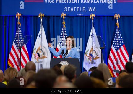 Seattle, Washington, USA. 15 agosto 2023. Il Vicepresidente Kamala Harris interviene a un evento che celebra il primo anniversario della firma della legge sulla riduzione dell'inflazione presso McKinstry, una società di costruzioni di energia verde, nel distretto industriale di Seattle. Credito: Paul Christian Gordon/Alamy Live News Foto Stock